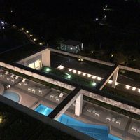 ベランダから夜のプールを見下ろした