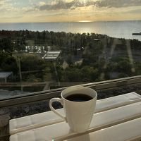 ベランダにはデッキ用のチェアが出せるので、海風を感じながらリ