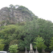 でーんと巨大な岩が目の前に…!!