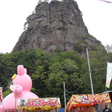 お祭りで品物を食べながら岩を眺めてます。