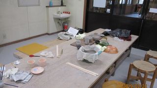 陶芸、機織りなどを体験できる