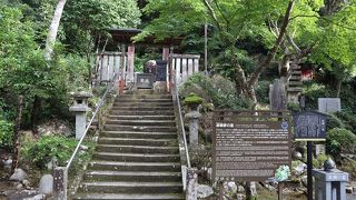 指月殿のとなりにある、二代将軍のお墓