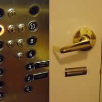 EVは部屋の鍵を挿して階を指定。部屋の電灯スイッチは右側。