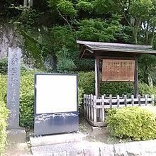 県立霞ヶ城公園の入り口右手にあります。