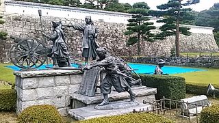 (二本松少年隊)　霞ヶ城の箕輪門下「千人溜まり広場」にあります