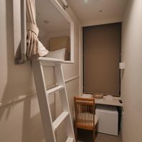 新築で綺麗な個室カプセル。冷蔵庫完備で快適です。