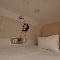 テレビを見る用の収納式ひじ掛けと背もたれも。