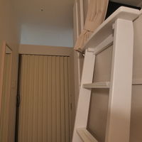 カーテンを閉めてしまえば、シングルルームと大差ありません。