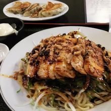 よだれ鶏の冷麺　四川料理で辛め