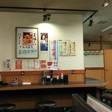 お一人様用の席もあり　次々に人が代わっていた