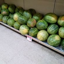 大量の西瓜を販売していました