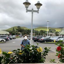 店舗前駐車場風景