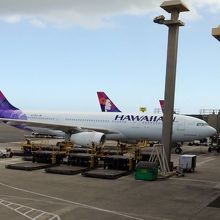ハワイアン航空のゲートは遠い。専用ラウンジをインターにもほし