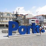 Porto.の青文字モニュメントが人気
