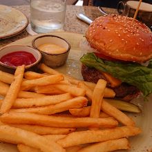 ハンバーガーもカリカリのポテトもおいしかった！