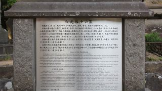 鶴ケ城に向いて眠る白虎隊士の墓