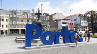 Porto.の青文字モニュメントが人気