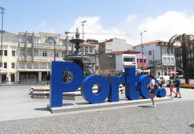 Porto.の青文字モニュメントが人気