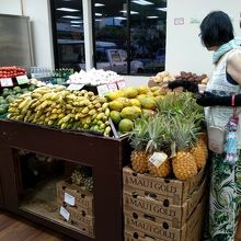 店内の山積み果物コーナーパイナップルやパパイヤが沢山