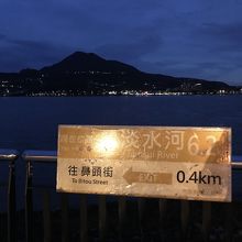 河沿いの説明板と対岸の夜景