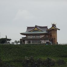 マリエントから見た蕪島神社