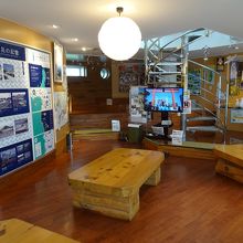 休憩所の内部。色々な展示もあります