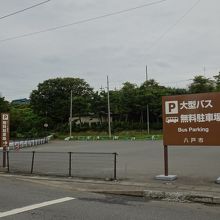 近くに無料駐車場があります