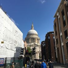 遠くから見てもでかい。