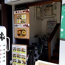 お店の外観　２Fへ