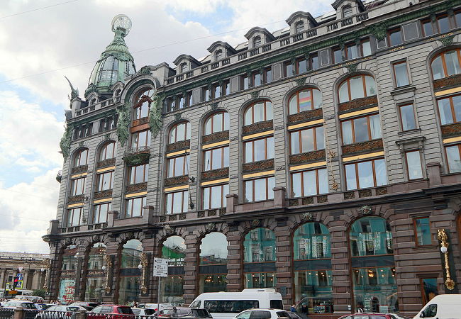 ネフスキー大通り沿いのモデルン建築の代表作