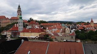 二つの塔が重なって見える