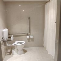 車椅子用の部屋。トイレ。日本のトイレに比べると、便座が高い。