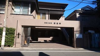 近代的な建物の寺院