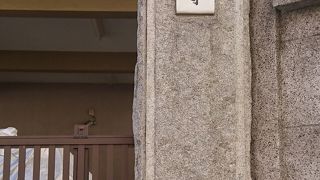 １階が駐車場、２階が本堂