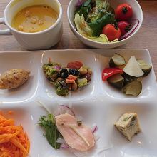 前菜・ドリンク・スープはバイキング