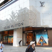 ルイヴィトン心斎橋店正面