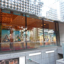 ルイヴィトン心斎橋店ショーウインドー