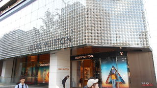 御堂筋心斎橋に堂々と