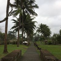 両サイドにヴィラが並んでます。渓谷へ続く道。