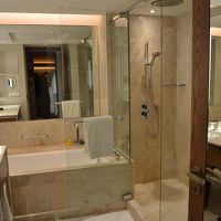 バスタブつき。バスタブとシャワールーム別です。