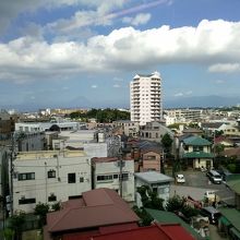 タワーマンションの左手に富士山です