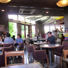 店内の明るいイートインコーナー