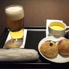 ラウンジのパンとスープ