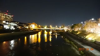 都会の真ん中でこんなに綺麗な川がある京都は羨ましいです。