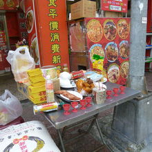 お店の前には、中秋節の品が