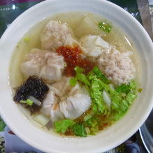 プリプリの大ぶりの蝦ワンタン、豆板醤を入れました