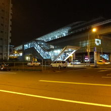 店から見える都会公園駅