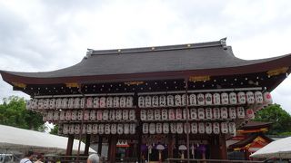 朱塗の立派な門