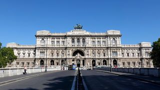 彫刻で覆い尽くされた豪華な建物