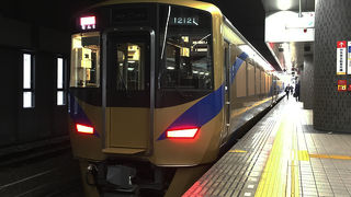 南海直通列車が多く便利。